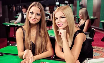 Người chia bài đang điều hành bàn Baccarat trực tiếp tại 79king3 win